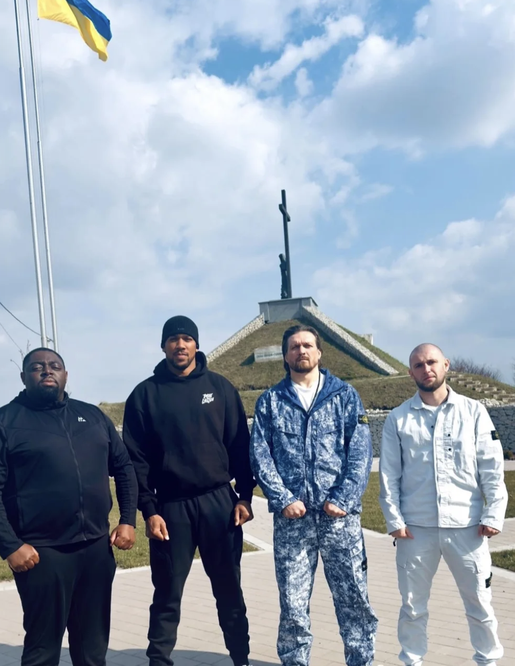 Усик привіз Джошуа до Львова: як зірки боксу "запалили" по-українськи (відео)